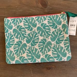 Cute palm clutch by LOFT! Love the pink zipper against the green🌿🌿🌿